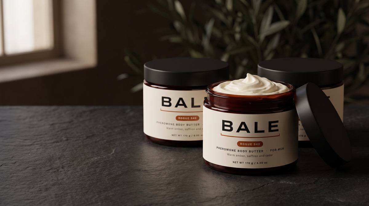 Tarros de manteca corporal Bale apilados en una luz cálida y tenue