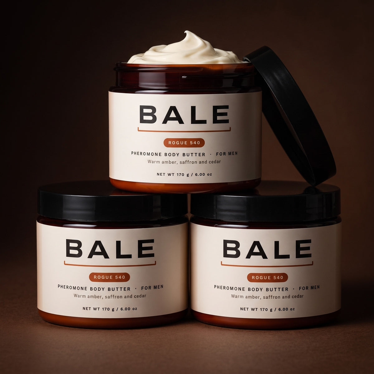 Drei Gläser Bale Pheromon-Körperbutter, eines geöffnet, das die aufgeschlagene Butter zeigt